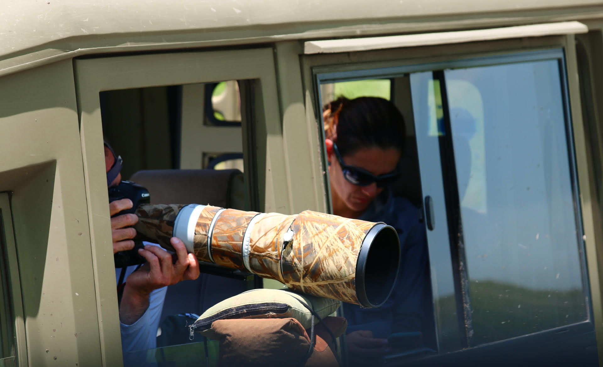 Turisti in jeep fotografano la fauna durante safari in Tanzania
