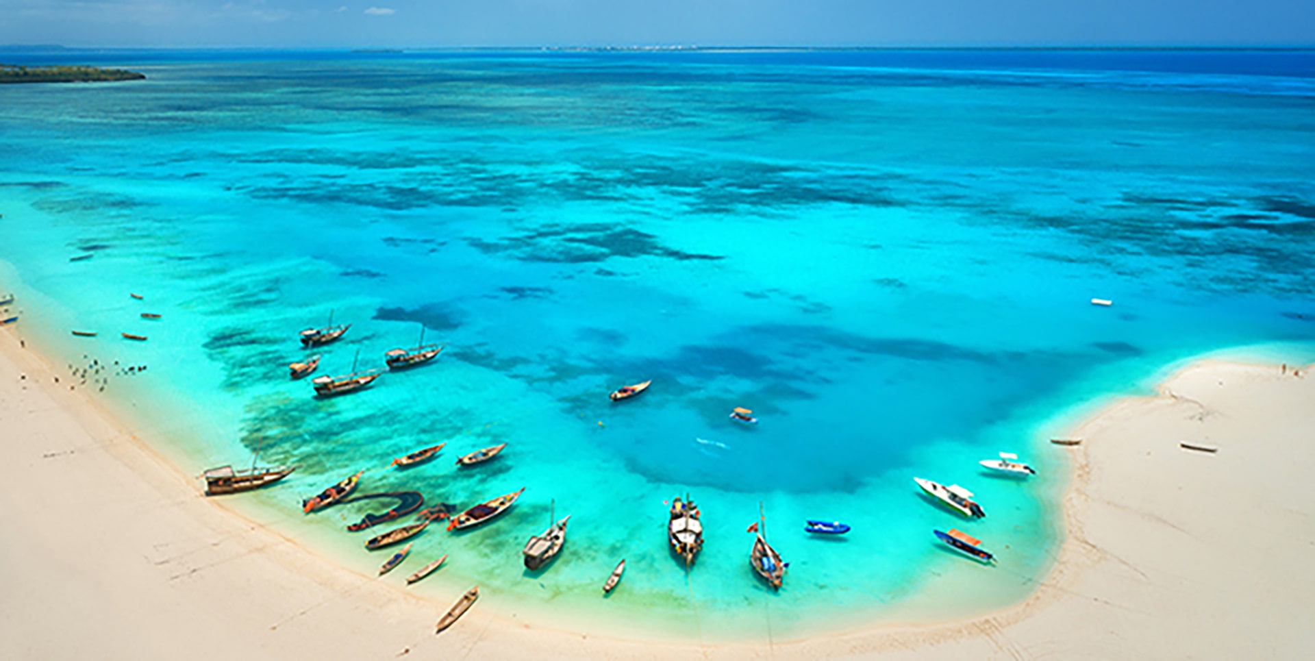 Viaggio di nozze a Zanzibar spiaggia tropicale con barche di pescatori