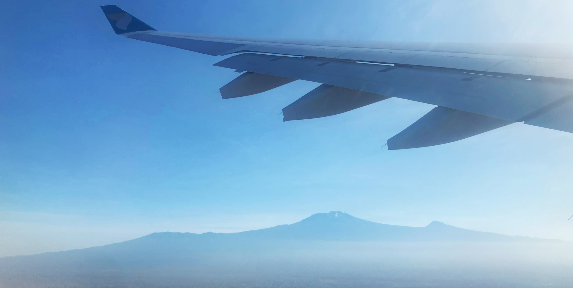 Voli Italia-Tanzania aereo in decollo dall'aeroporto del Kilimanjaro