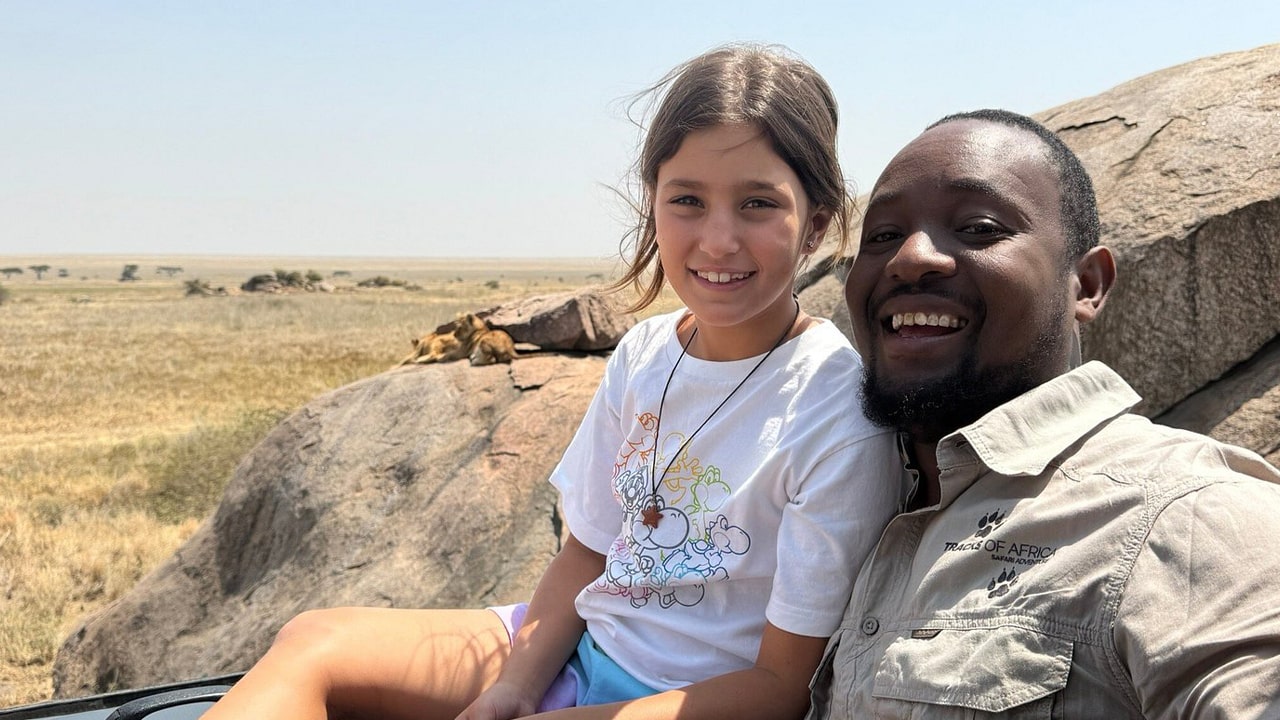Safari in Tanzania bambina con guida di Tracks of Africa