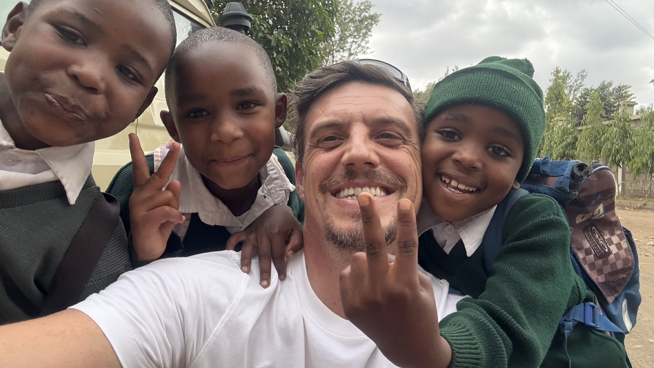 Incontro con bambini in Tanzania che parlano inglese e swahili - Lingue della Tanzania