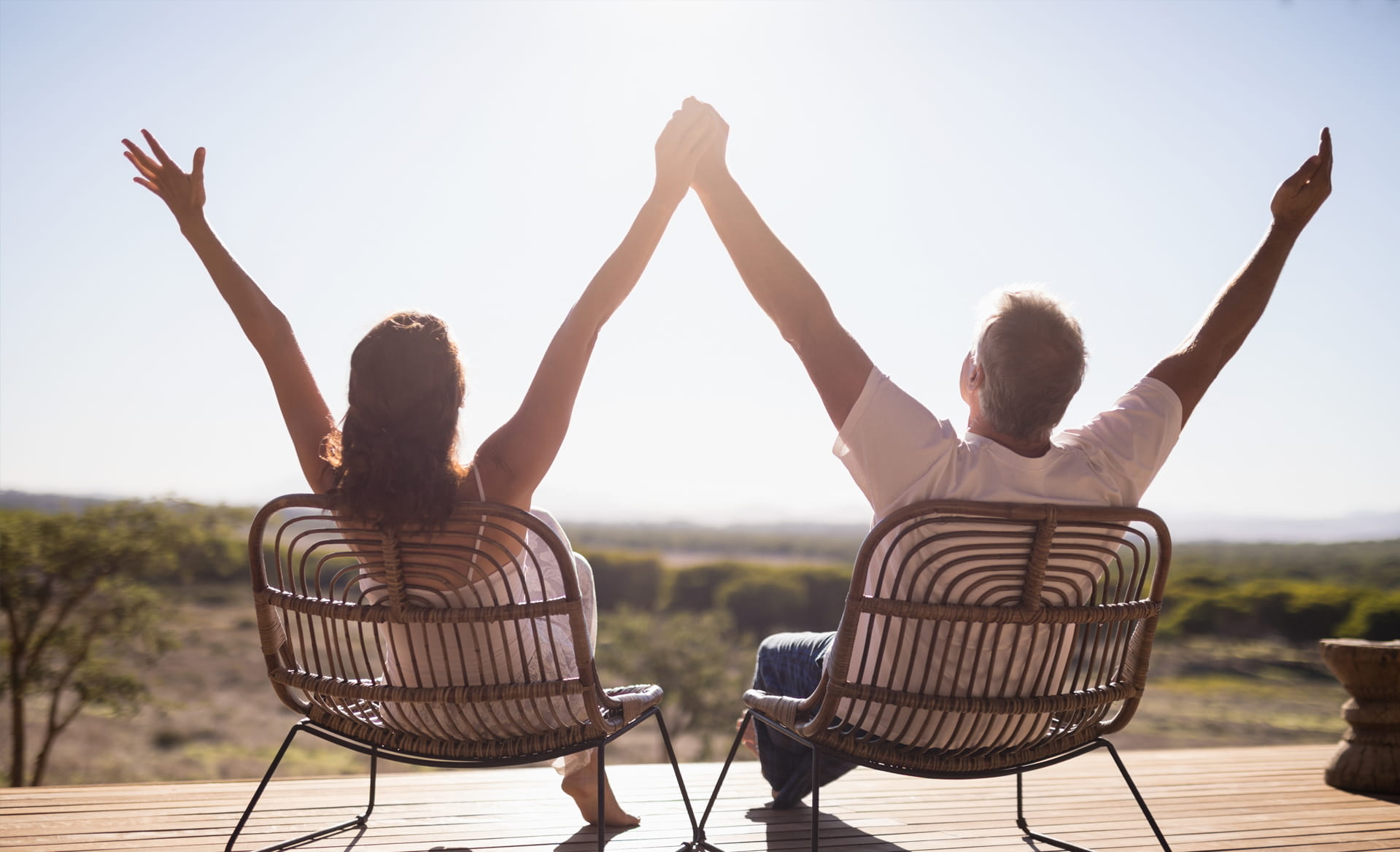 Coppia di sposi osserva l'alba in safari in Tanzania